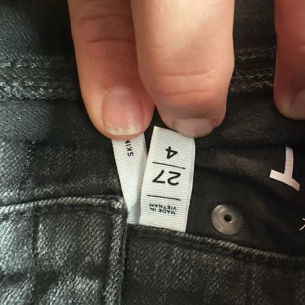 LOFT Black Skinny Jeans with Subtle Glitter Pinstripe – Size 4 / 27 - Picture 6 of 8